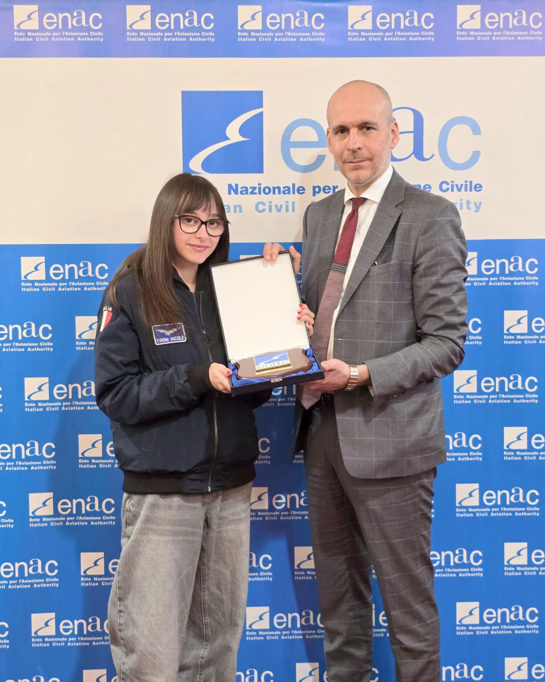 Il Presidente e il Direttore Generale Enac consegnano il "Premio Fiorenza de Bernardi” 2025 a 10 giovani donne pilota