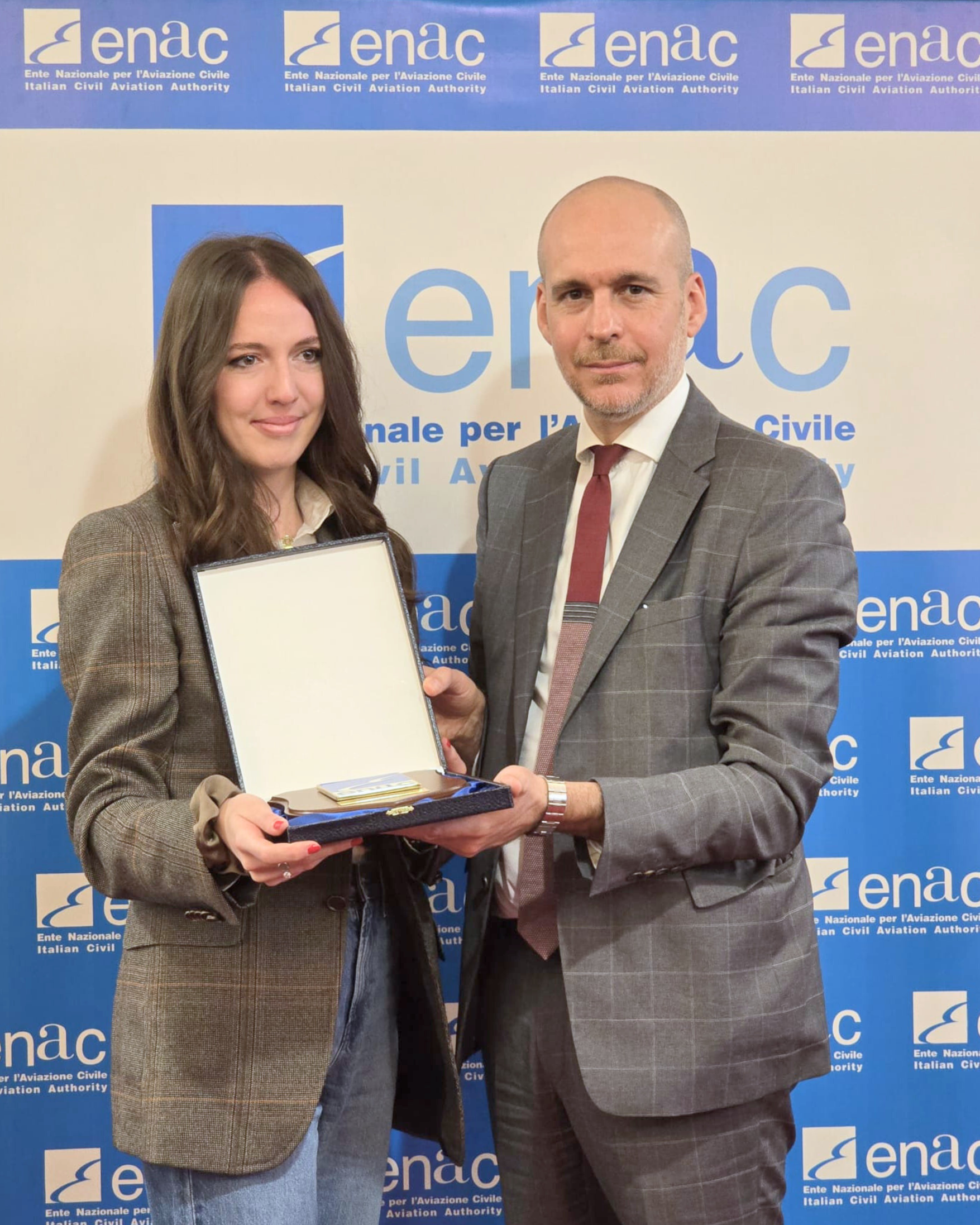 Il Presidente e il Direttore Generale Enac consegnano il "Premio Fiorenza de Bernardi” 2025 a 10 giovani donne pilota