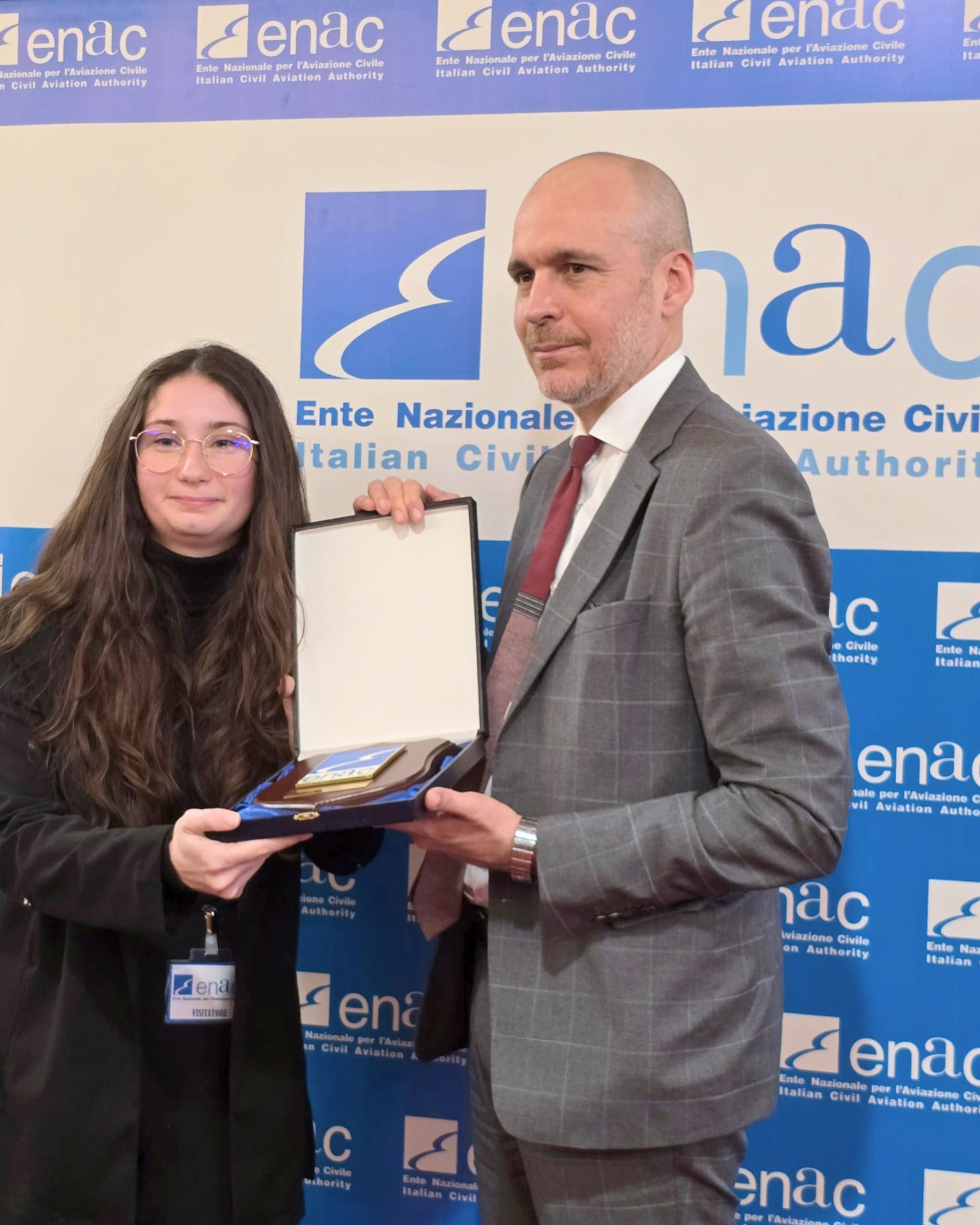 Il Presidente e il Direttore Generale Enac consegnano il "Premio Fiorenza de Bernardi” 2025 a 10 giovani donne pilota