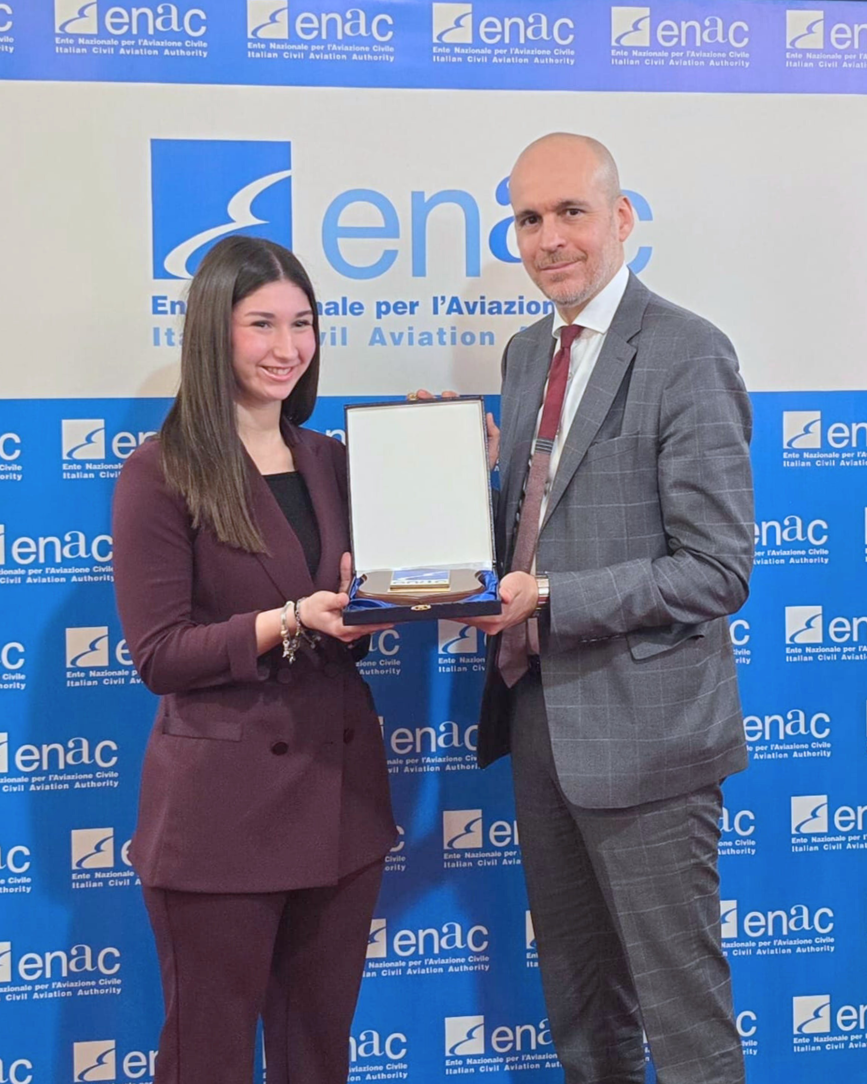 Il Presidente e il Direttore Generale Enac consegnano il "Premio Fiorenza de Bernardi” 2025 a 10 giovani donne pilota