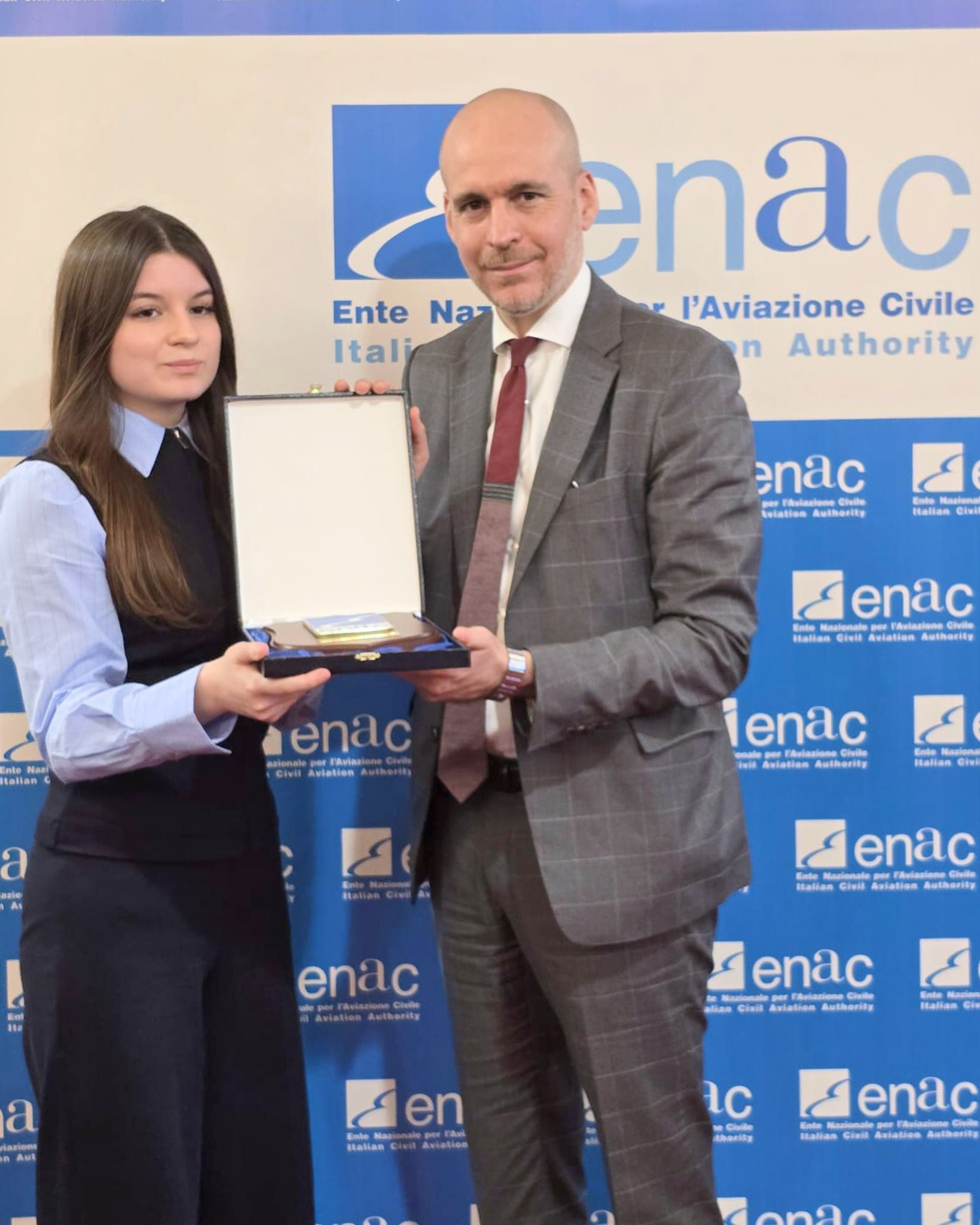 Il Presidente e il Direttore Generale Enac consegnano il "Premio Fiorenza de Bernardi” 2025 a 10 giovani donne pilota