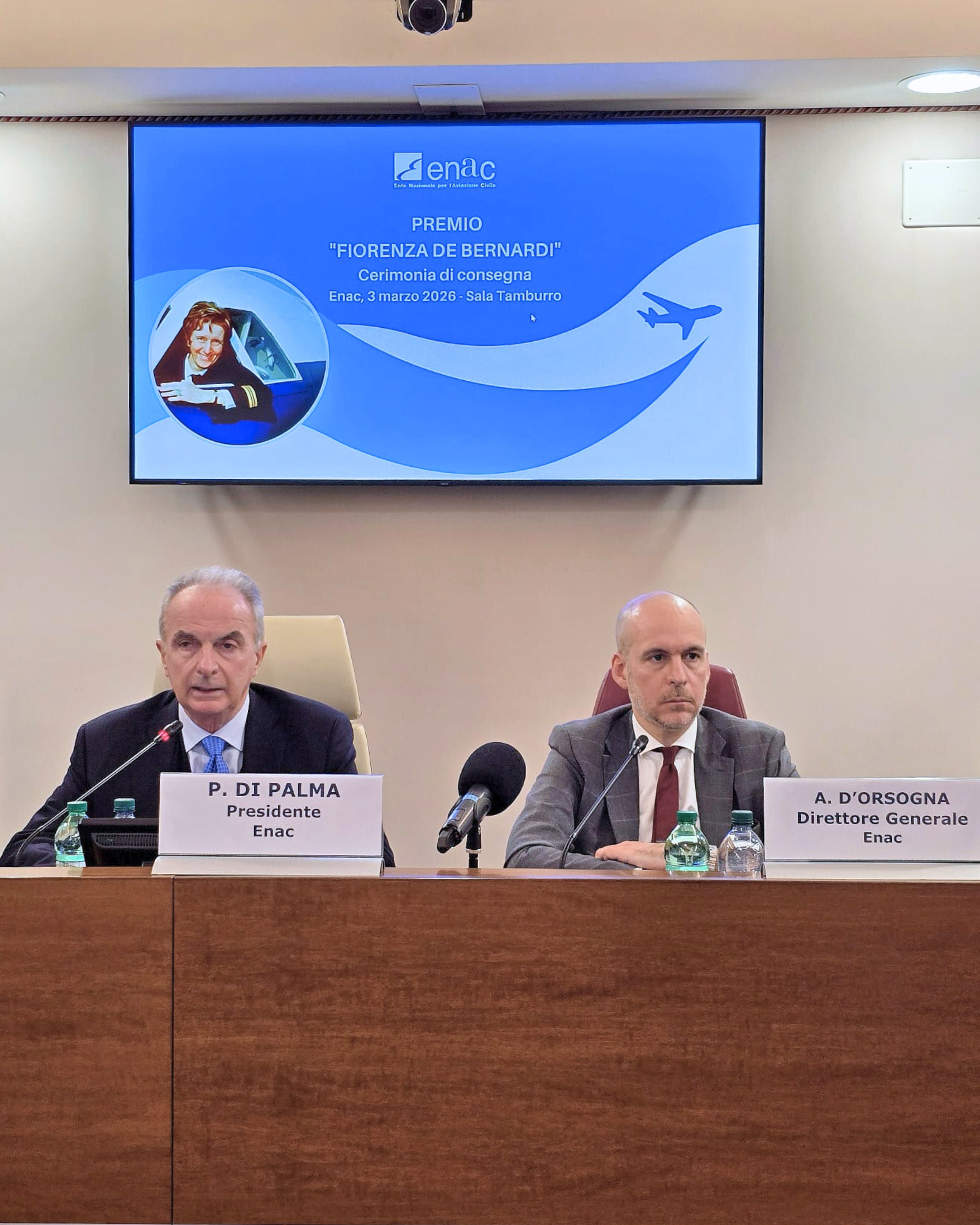 Il Presidente e il Direttore Generale Enac consegnano il "Premio Fiorenza de Bernardi” 2025 a 10 giovani donne pilota