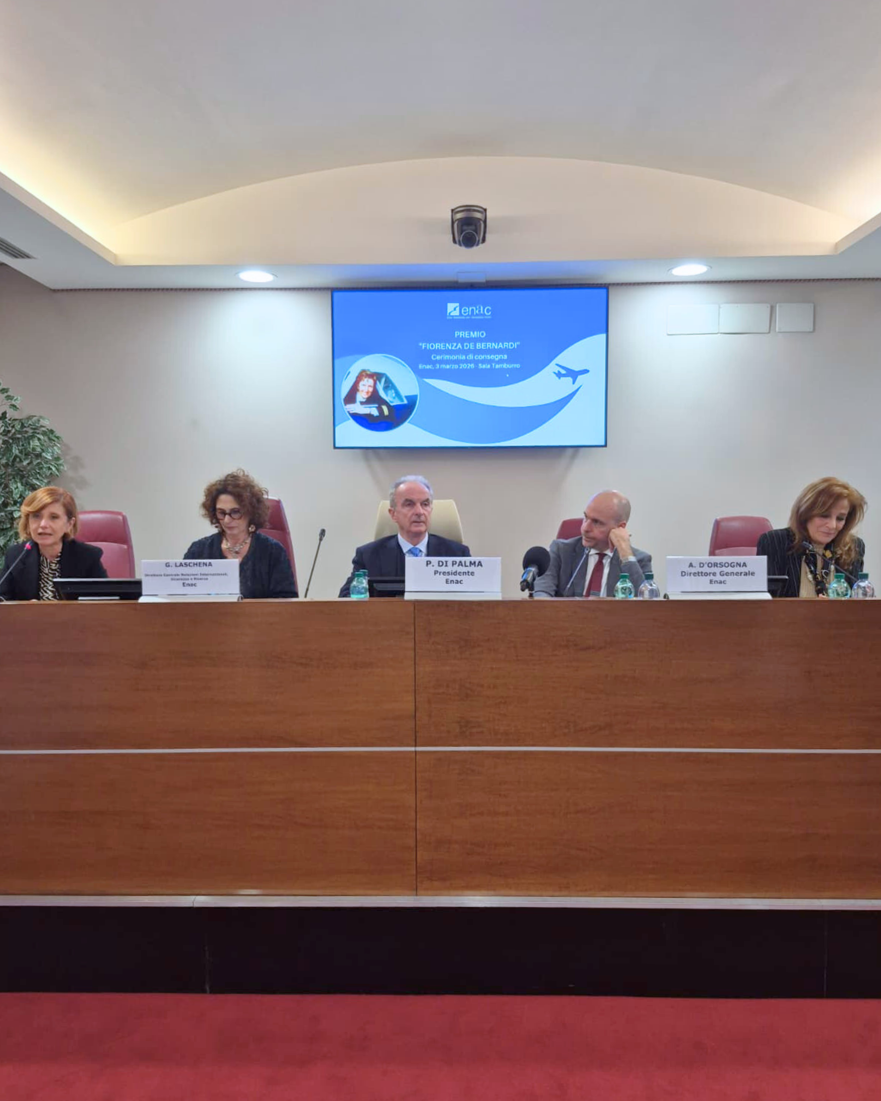 Il Presidente e il Direttore Generale Enac consegnano il "Premio Fiorenza de Bernardi” 2025 a 10 giovani donne pilota