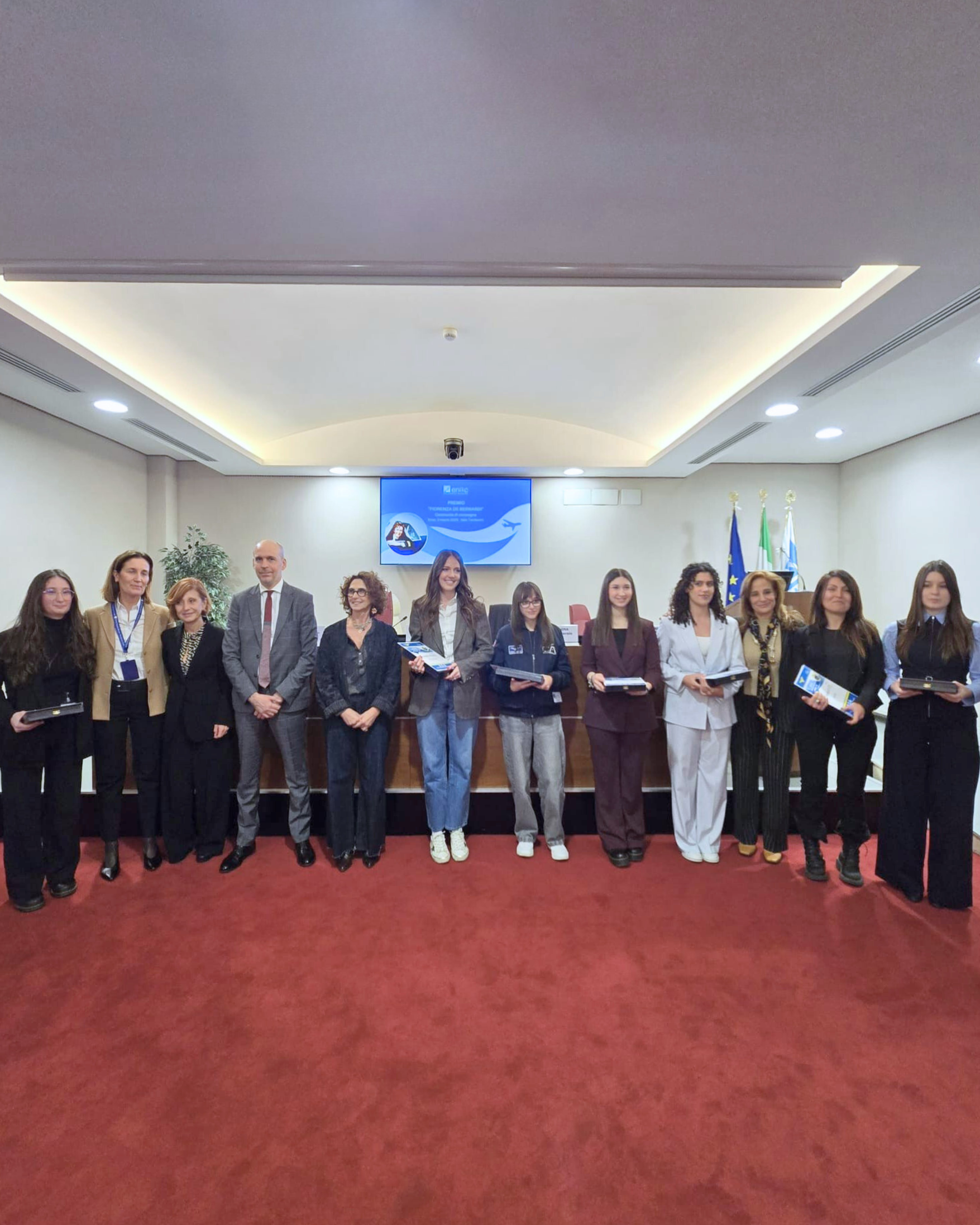 Il Presidente e il Direttore Generale Enac consegnano il "Premio Fiorenza de Bernardi” 2025 a 10 giovani donne pilota