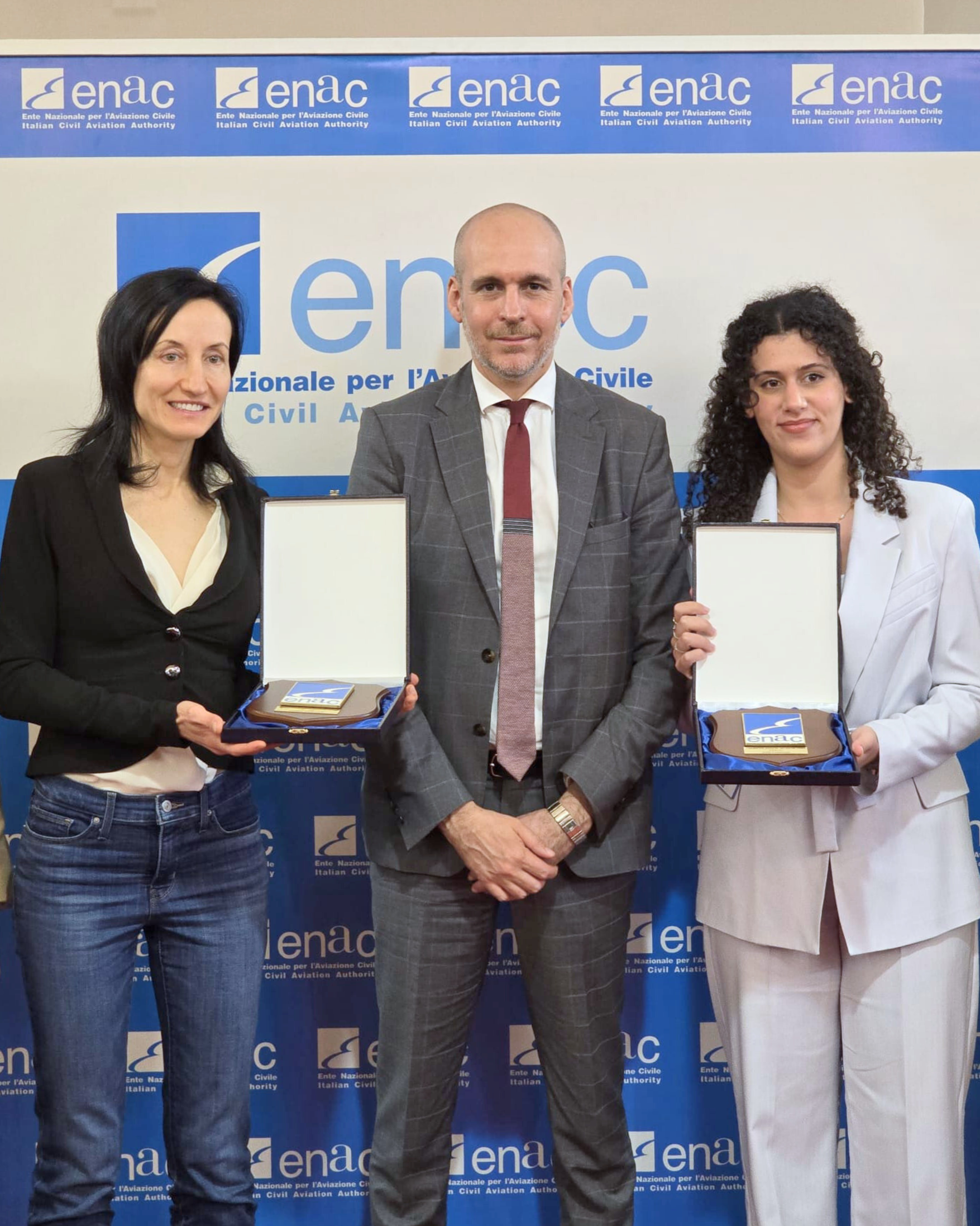 Il Presidente e il Direttore Generale Enac consegnano il "Premio Fiorenza de Bernardi” 2025 a 10 giovani donne pilota