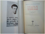 Copertina del libro di Mario Giannantoni, La vita di Gabriele D'Annunzio : con 16 illustrazioni fuori testo. Milano! : A. Mondadori editore, 1933 - XV, 613.
