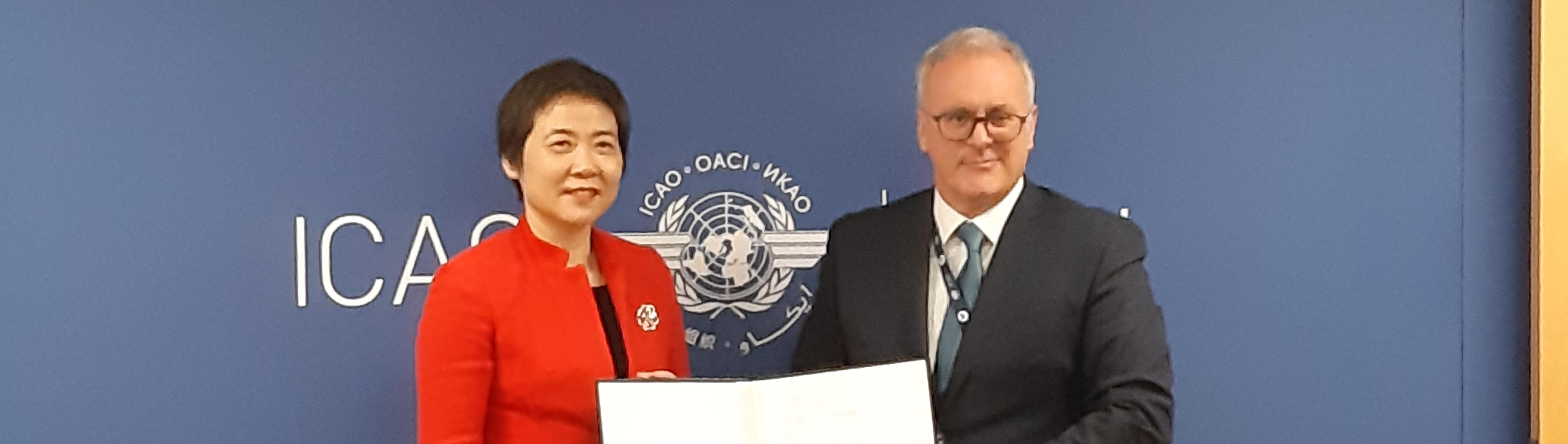 Il Presidente ENAC Nicola Zaccheo e il Segretario Generale ICAO Fang Liu dopo la  firma del Memorandum di Intesa