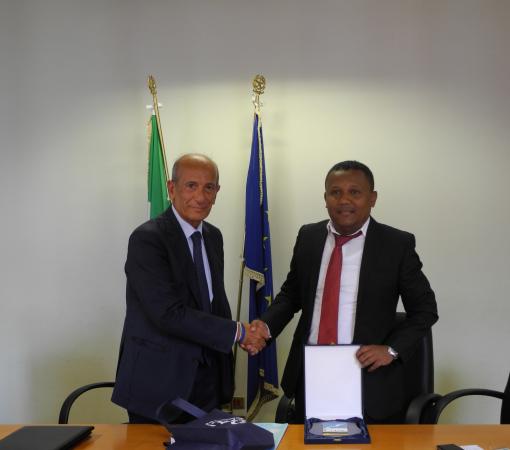 Il Direttore Centrale Regolazione Aerea ENAC G. Daniele Carrabba e il Direttore Safety Oversight dell’Autorità per l'Aviazione Civile del Madagascar Tatamoniaina Lantoarimanana